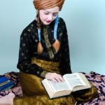 دختر دانش آموز با حجاب در حال کتاب خواندن