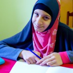دختر باحجاب در حال درس خوندن کازتونی