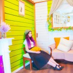 یک دختر زیبا در خانه ای کلبه ای کارتونی