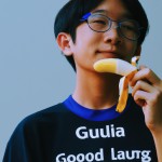 تصویر یک پسر ۱۴ ساله که بالا اش نوشته گیلد X Good lvl و موز میخورد