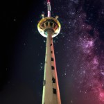 برج میلاد در شبی نورانی و آسمان که کهکشان ها معلوم هستند