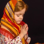 دختر کوچولو با چادر نماز در حال عبادت