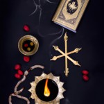 عاشورا امام حسین که حضرت علی اصغر زخمی رو بغل گرفته و حضرت زهرا کنارشونه