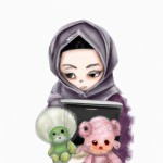 خانمی که محجبه است و عروسک قلاببافی میبافه