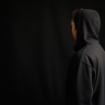 یک پروفایل میخام با بک گراند مشکی از مردی که هودی مشکی پوشیده