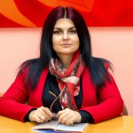 یک خانم معلم ایرانی در مدرسه با موهای زیبا در حال تدریس
