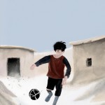 علی بیرانوند دروازه بان پرسپولیس در حال دویدن با توپ پارچه‌ای در میان کوچه‌های خاکی روستای سربند. اطرافش خانه‌های ساده روستایی با دیوارهای گلی و چند درخت پراکنده دیده می‌شوند. علی پسری ۷-۸ ساله با موهای مشکی کوتاه و لباس‌های ساده محلی است
