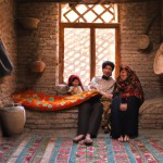 خانواده ایرانی در یک خانه سنتی