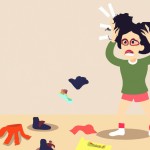 تصویر یک دختر جوان که دنبال جوراب های گمشده اش است
