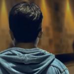 پسر نوجوان زیبا با زیر پوش از پشت سر