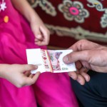 تصویری که پدر در حال دادن عیدی به دخترش در عید نوروز است