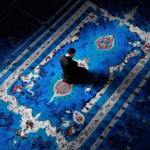 فردی شیعه در مسجد دارد در روی سجاده نماز میخواند