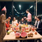 تصویر برگزاری مراسم شب یلدا در یک شرکت 6 طبقه در حوزه تک و مارکتینگ، با حضور کارمندان دختر و پسر در فضایی بسیار شاد