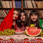چند دختر نوجوان در یک مدرسه در شب یلدا با انار و هندوانه و کتاب فال حافظ و پرچم ایران