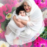 یک تصویر بساز از یک مادر 50 ساله ایرانی با چادر سفید که در یک مکان نورانی نشسته است و کودک دخترش را در آغوش گرفته است و زیر پاهایش پر از گل های رنگی است
