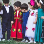 عکس کودکان اقوام مختلف ایرانی دست در دست هم با لباس های محلی زیبا که خوشحال اند