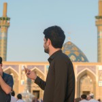 جوانی در حرم امام رضا در حال صحبت کردن