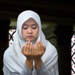 زن زیبا در مسجد در حال مناجات