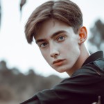 پسری ۱۶ ساله و دارای پوست سفید و چشمانی سبز و لاغر و دارای