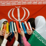 یه عکس در مورد وفاق ملی و وحدت ملی با در نظر داشتن زمینه آموزش و پرورش ایران در مدارس دخترانه دبیرستان دوره اول. پرچم کشور ایران در پس زمینه باشد. چند دختر با حجاب اسلامی که دست همدیگه رو گرفتن و دارن دور پرچم ایران که وسطش کتاب های درسی دوره اول دبیرستانه میچرخن