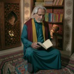 تصویر یک مرد شصت ساله ایرانی که در کتابخانه شخصی نشسته وداره کتاب میخونه در سال 1350