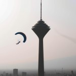 یه عکس تک شاخ کنار خودت درحاله پرواز بر روی برج میلاد