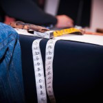 تصویر یک تولیدی کت شلوار با تعدادی خیاط وابزارلازم