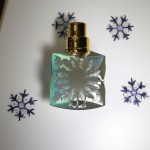 یک شیشه عطر که در اون داره برف میاد