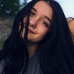 دختری با موهای بلند مشکی و چشمان عسلی