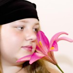 عکس  دختری زیبا با یک گل
