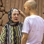 یک پیرزن ناراحت در حال حرف زدن با پسر جوان کچل خودش در ایران باستان
