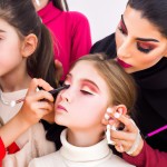 چندین کارگر کوچولو در حال انجام میکاپ روی صورت یک زن