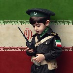عکس یه پسربچه با لباس پلیس ایران و بیسیم به دست با بک گراند مات پرچم ایران بساز