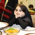 دختری با چادر مشکی سر سفره عید نوروز