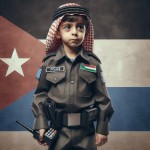 عکس یه پسر ۶ ساله در لباس سرهنگ پلیس ایران و بی سیم به دست با پس زمینه مات پرچم ایران بساز