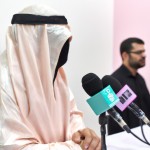 یک مرد در کنفرانس خبری با چفیه