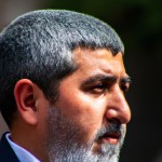 فردی با تجربه که در حال آموزش یا به اشتراک گذاشتن دانش خود با دیگران است مردی مذهبی و ایرانی باشه که معلوم باشه ایرانی و مذهبیه و واقعی بنظر برسه که خیلی عکس قشنگی باشه