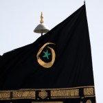 پرچم علی ولی الله در بالای کعبه