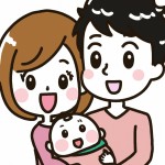 یک پدر و مادر لاغر که یک نوزاد در بغل دارند و بسیار شاد هستن