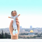 ساخت عکسی که بالای ان خالی و پایین ان عکسی از قدس ودختر بچه ای عروسک بدست در حال گریه