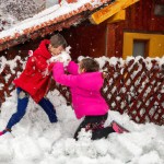 بچه ها در حال برف بازی کردن