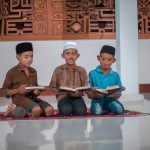 مراسم تلاوت قران در مسجد با جوانان شاد مومن