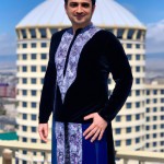 یه عکس بساز که فرزاد حسنی لباس سنتی ایرانی بپوشه منتها توی لاس وگاس