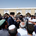 یک خبرنگار در سفری که حاج آقا به کرمان داشت از رئیسی می‌پرسه:حاج آقا میتونم بپرسم دعای شما سر مزار حاج قسم چی بود؟حال و هوای متفاوتی داشت
رئیسی در جواب میگه:خواستیم انشاءالله خداوند عاقبت ما رو هم به شهادت ختم کنه