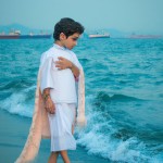 یک عکس کنار دریا با اسب آبی یک پسر با فرهنگ ایرانی