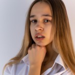 یک دختر جوان خیلی خوشکل و بد حجاب