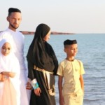 عکس یک دختر ۱۲ ساله چادری و یک دختر ۷ ساله چادری و یک پسر ۲ ساله بسیجی با پدر و مادر مذهبی در کنار دریا