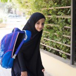 یک دختر با محجبه در حال رفتن به مدرسه