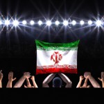 یه تصویر از کشتی گیر تختی بساز که دست حسن یزدانیرو به عنوان جانشین برحق خودش بالا برده و پرچم ایران رو شونه هاشونه وسط تاتمی