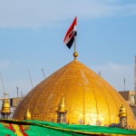 تصویر حرم امام حسین در ظهر عاشورا با پرچم یا حسین به اهتزاز درآمده نصب شده در گنبد